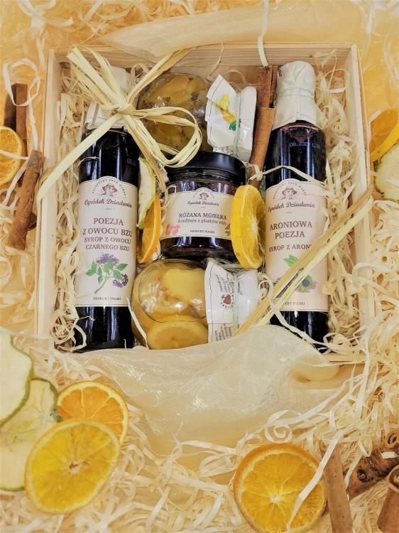 Kosz prezentowy z naturalnymi przetworami, konfiturą i syropem prezent - sanvital.pl
